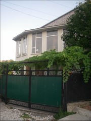 Продам 2эт. дом в Центре Новороссийска о/п 260 кв. м.,  ж/п 165 кв. м.